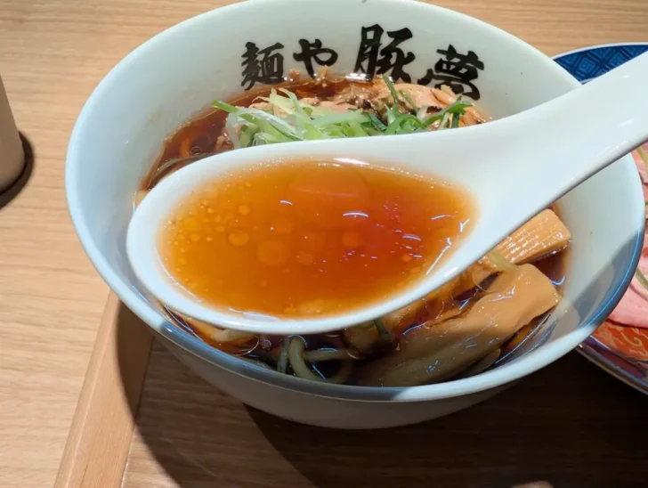 口に入れると、カエシ(醤油ダレ)と豚の旨味がひろがるスープ