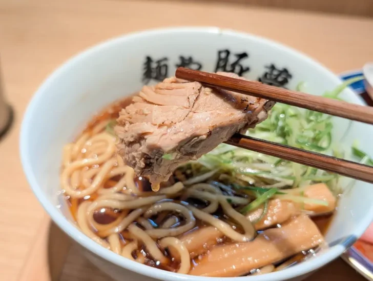 豚夢のウリであるチャーシューは分厚く食べごたえあり