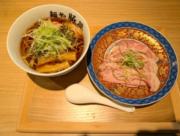 豚夢のはじまりとレアチャーシュー皿