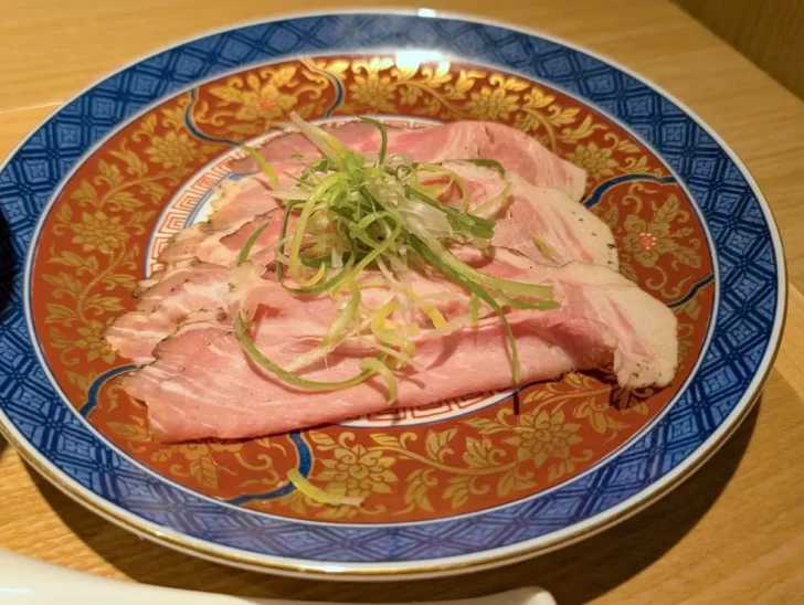 なんだか高級な料理を食べている気になるレアチャーシュー