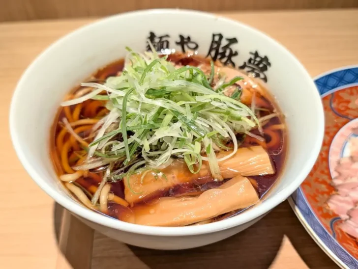 透き通った醤油スープに、大きめのチャーシュー、メンマ、ネギが乗った「豚夢のはじまり」