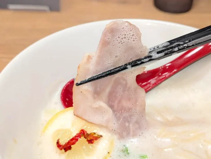 低温調理のチャーシューは、スープと並んで印象に残るうまさ