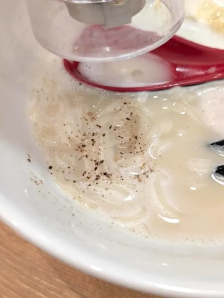 味変やパンチがほしい人は、卓上の黒こしょうを入れるのがおすすめ