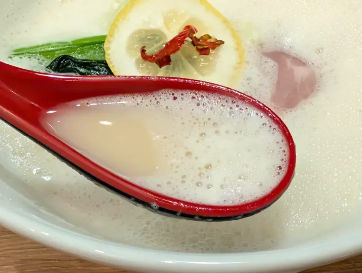 スープは上品で雑味がなく、それでいてしっかりとした旨味
