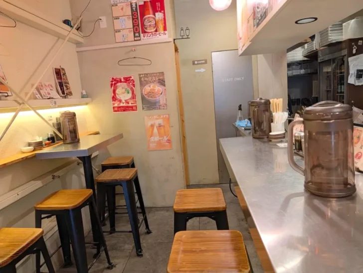 ラーメンれんげの店内