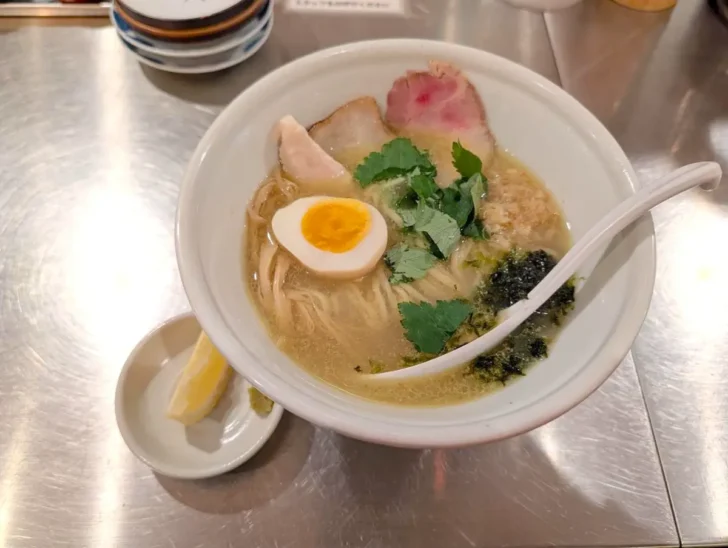 ラーメンメニューの中でも特に人気の高い塩ラーメン