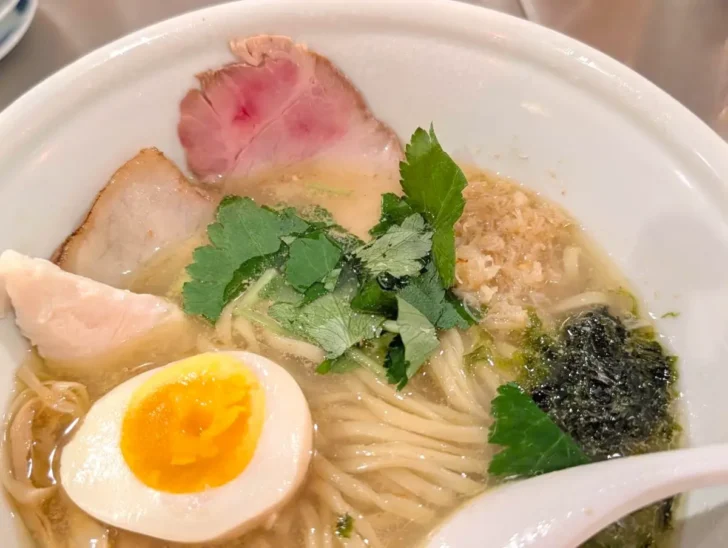 香草（パクチー？）がよいアクセント