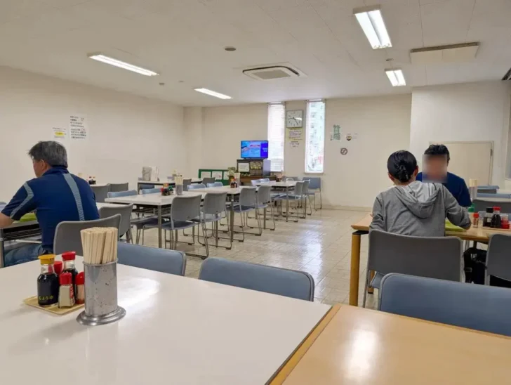 奥に職員専用の予約席がありますが、それ以外は一般客も自由に座れる