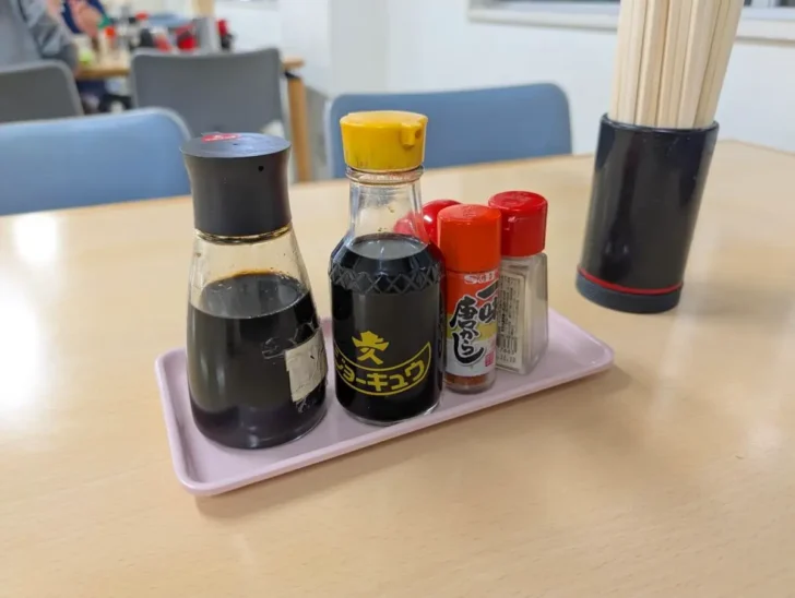レトロみを感じるテーブルにて、しばし待つ