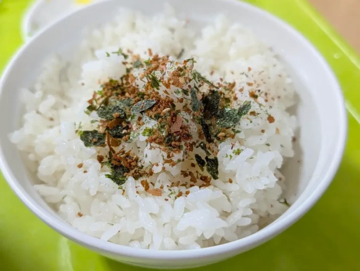 ご飯の量が割としっかりめにあるので、ふりかけだけではおかず不足