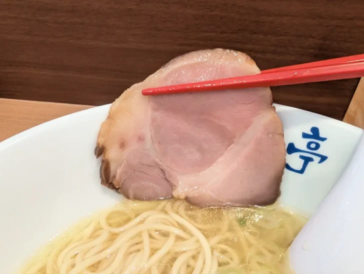 豚の肩ロースを低温調理したチャーシューはしっとりとしていて、丁寧につくられているのがわかる