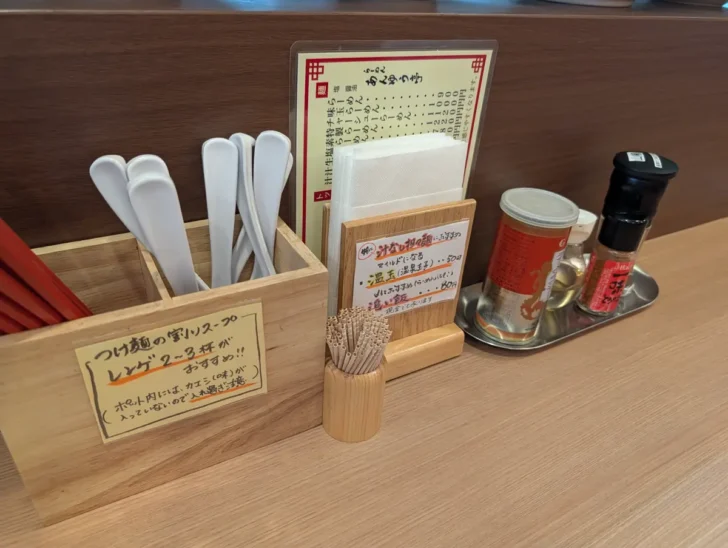 卓上にはラーメンコショーと一味、酢
