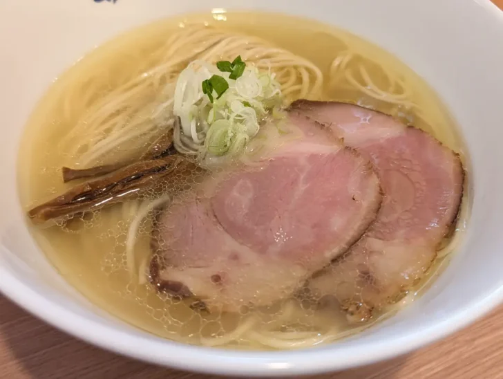 具はチャーシュー2枚、ネギ、メンマ、それに三つ葉のようなもの