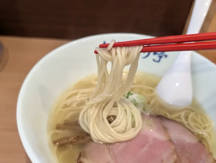 麺は自家製の細麺