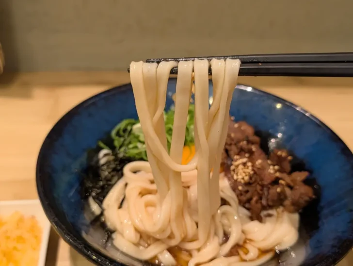 ほどよいコシと伸びがある平打ちの麺