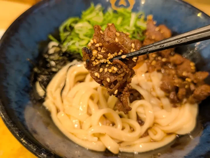国産牛の中落ちカルビはややカリカリするほどしっかり火が通されていて、味付けも濃いめ