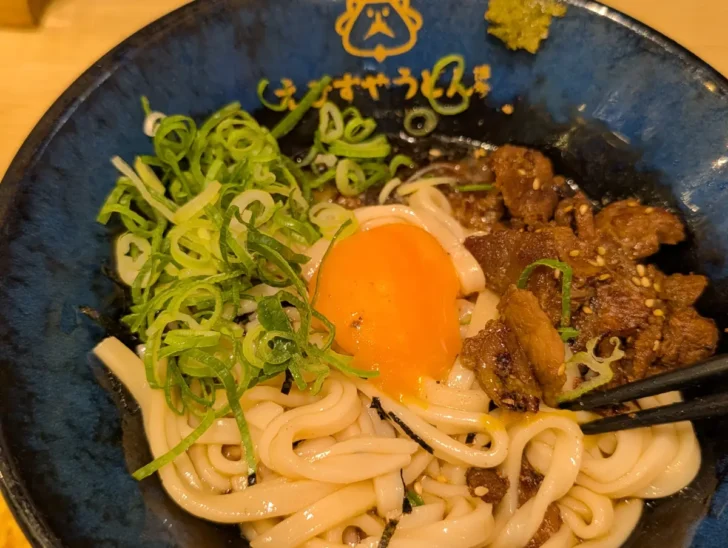 鞍手産の味宝卵を割ると、濃厚でまろやかな味わいが広がる