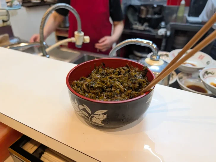 カウンター上には辛子高菜