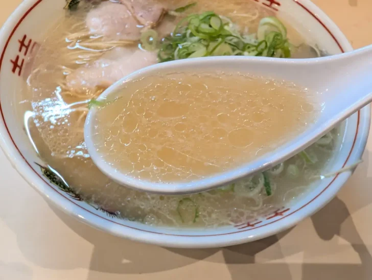 スープを飲むと、さらにその懐かしさがあふれ出してくる