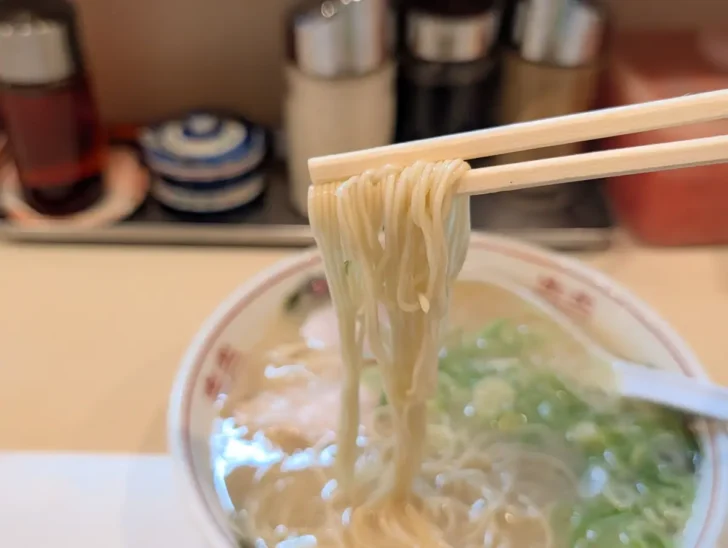 麺は特徴的な極細麺。固めが好きならササッと食べるのが吉