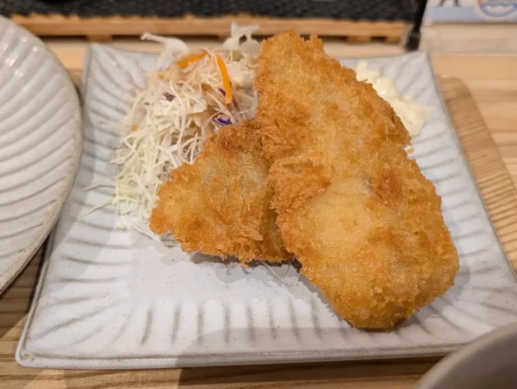 大ぶりの揚げたてアジフライ