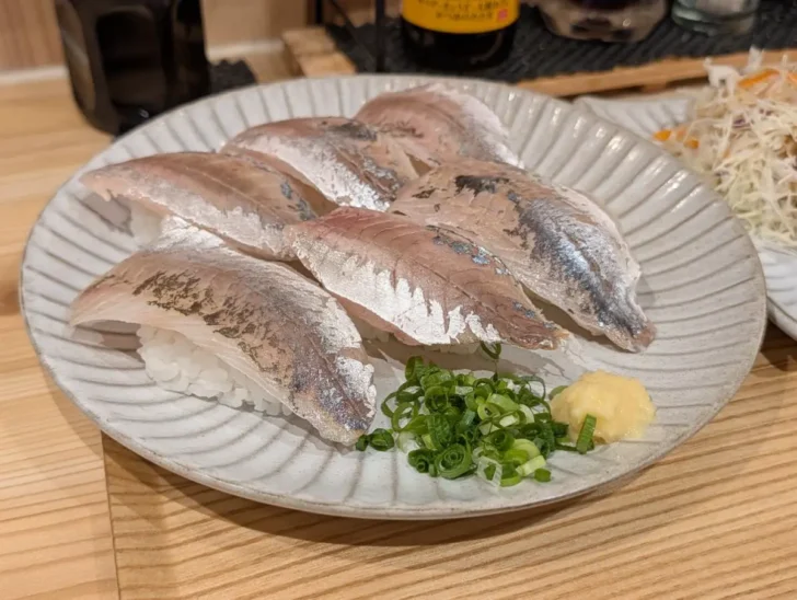 大ぶりのアジの切り身が乗った寿司が6貫