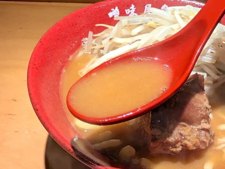 濃厚味噌ラーメンのスープ