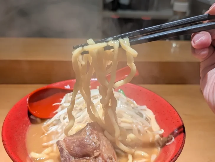 麺は噛みごたえのあるちぢれ太麺